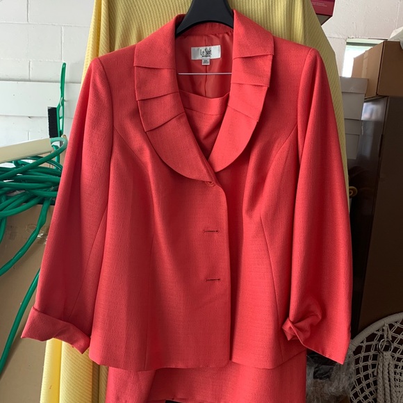 Dresses - Picture 9 of 14